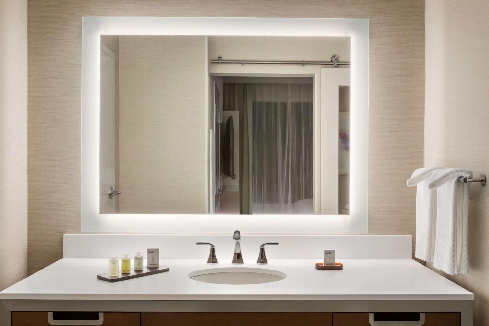 Hotel Embassy By Hilton Convention Center 4*